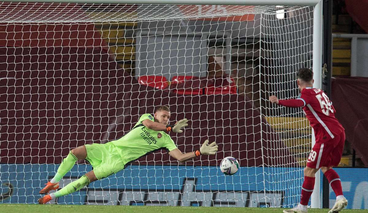 Bernd Leno pariert den Elfmeter von Liverpools Harry Wilson.