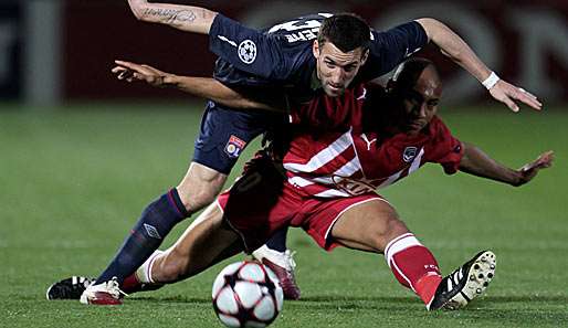 Auf Biegen und Brechen: Lyons Reveillere drückt Girondins' Jussie zu Boden