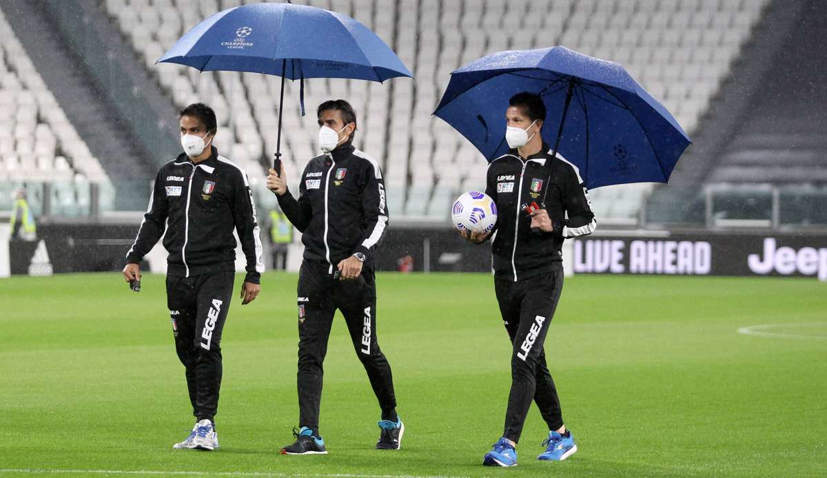 Das Schiedsrichter-Trio testet das Geläuf im Stadion von Turin - dabei ist der Gegner gar nicht angereist.