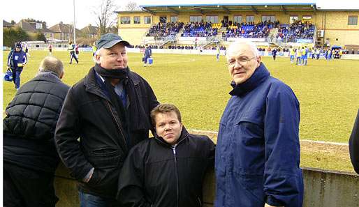 Ground-Hopper Graeme Clarke (l.) und Harvey Harris (r.) mit SPOX-Reporter Carsten Germann