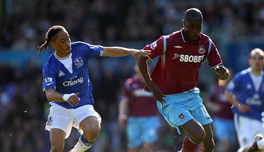 Carlton Cole (r.) ist mit seinen 190 Zentimetern und 88 Kilogramm ein echtes Kraftpaket