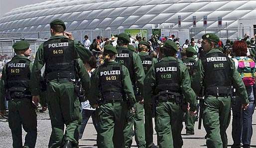 Rund um die Allianz Arena in München blieb es zwischen den Fans ruhig