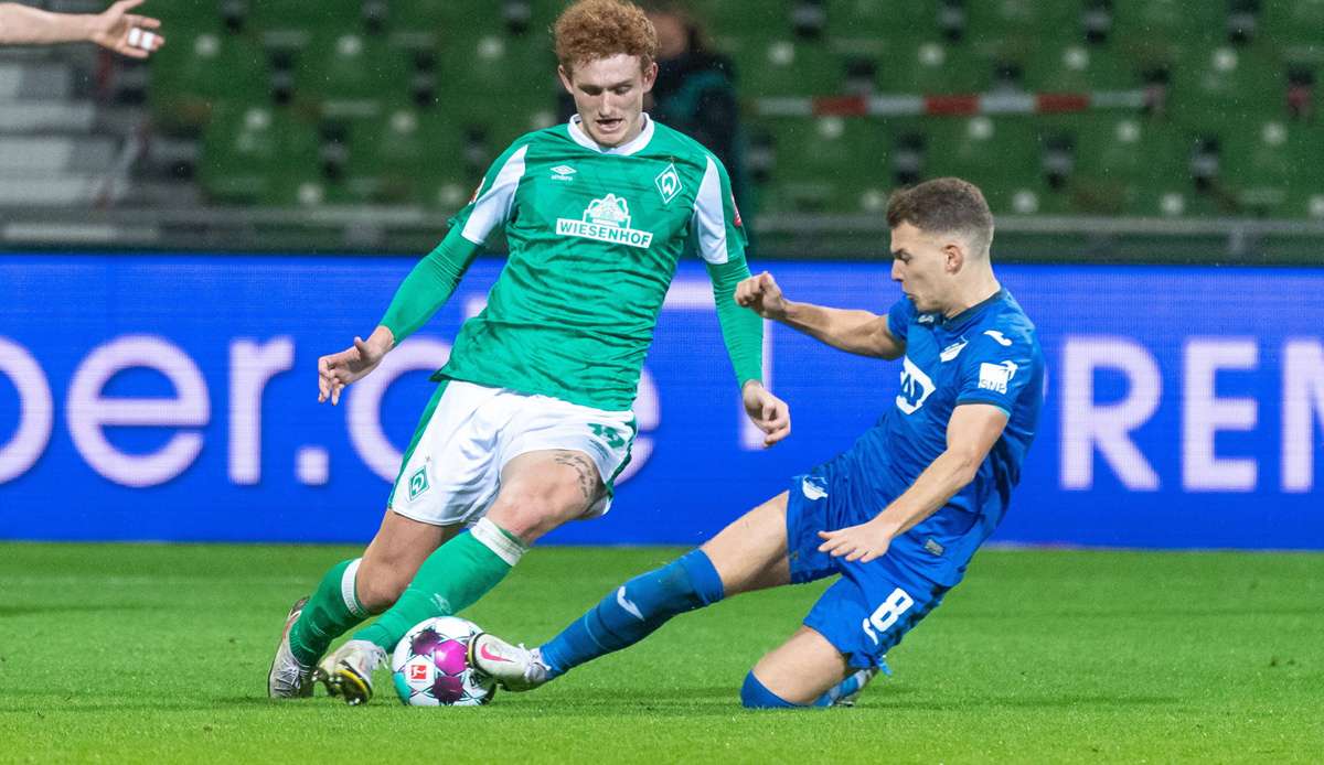 Bremens Josh Sargent im Zweikampf mit Dennis Geiger.