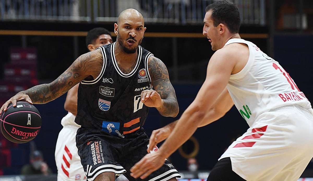 Bayerns Paul Zipser (r.) verteidigt gegen Sergio Kerusch.