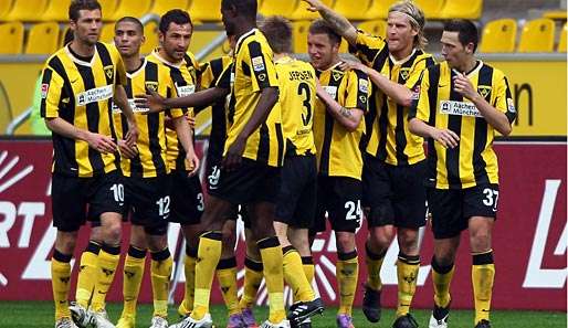 Kollektiver Jubel: Die Alemannia ging durch das erste Saisontor von Abdul Özgen in Führung