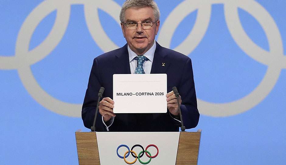 IOC-Präsident Thomas Bach vergibt die Olympischen Winterspiele 2026 an Mailand und Cortina.