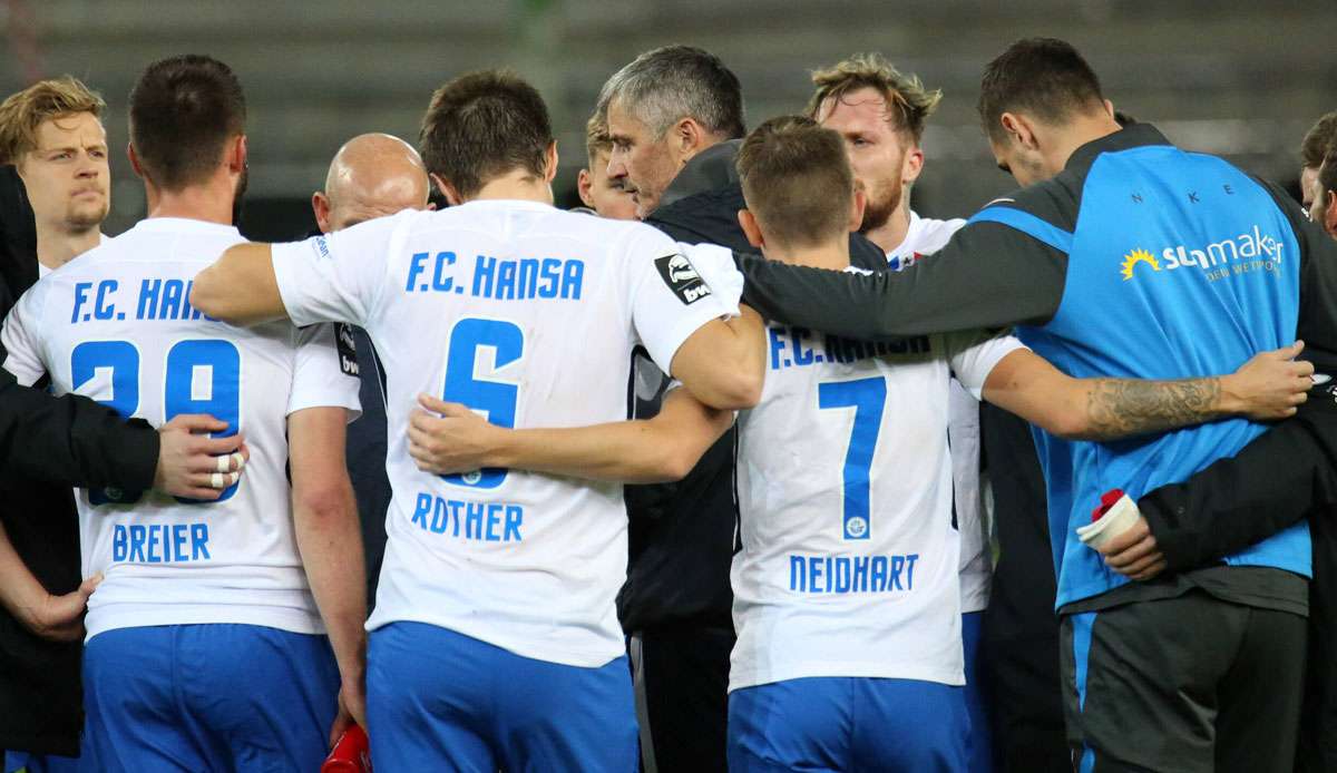 Die Spieler von Hansa Rostock stehen nach dem Spiel gegen Kaiserslautern gemeinsam im Kreis.