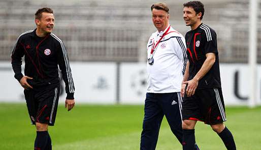 Gute Laune beim FC Bayern in Lyon: Ivica Olic, Louis van Gaal, Mark van Bommel (v.l.)