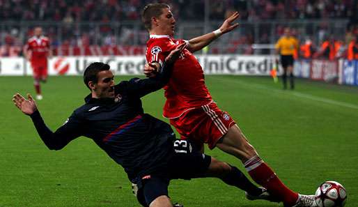 Schweinsteiger (r., hier gegen Reveillere) war im Hinspiel einer der besten FCB-Spieler 