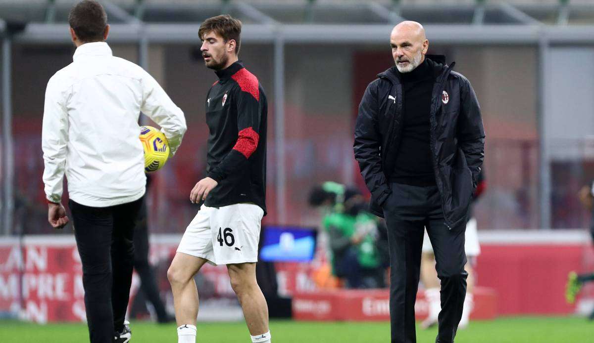 Stefano Pioli hat das Milan-Training mit Drohen geleitet.