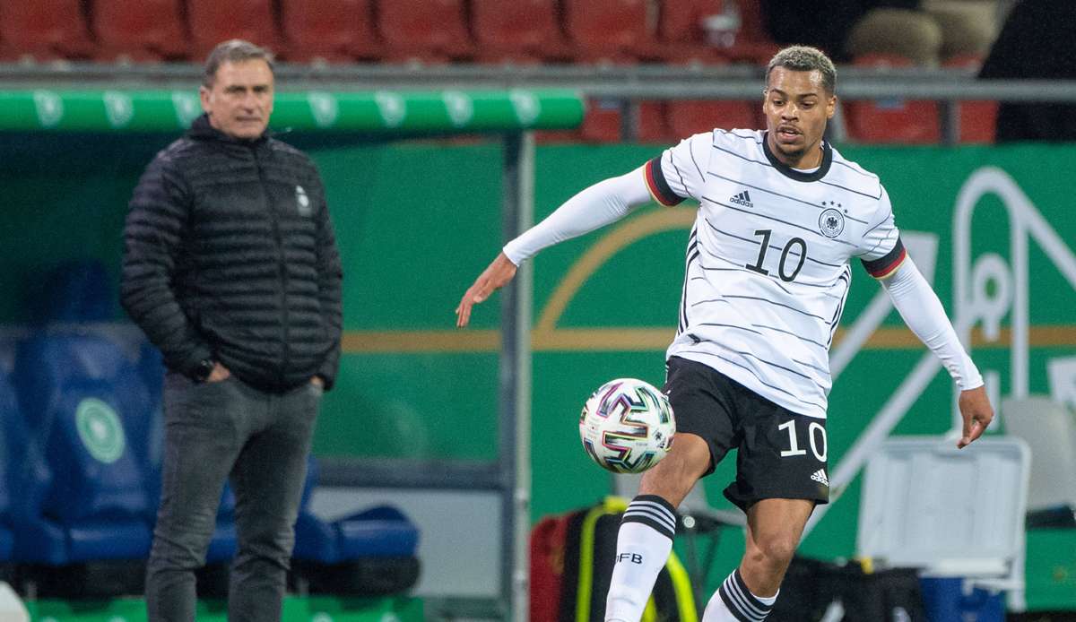 Stefan Kuntz hat rassistische Beleidigungen gegen U21-Nationalstürmer Lukas Nmecha scharf kritisiert.