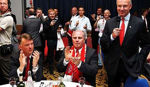 Van Gaal, Hoeneß und Rummenigge (v.l.n.r.) beim Bankett des FC Bayern in Lyon