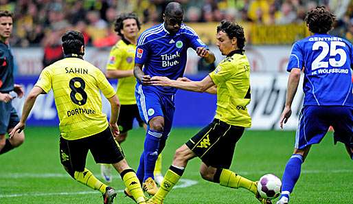 Wolfsburgs Grafite (M.) im Duell mit Dortmunds Neven Subotic und Nuri Sahin (l.)