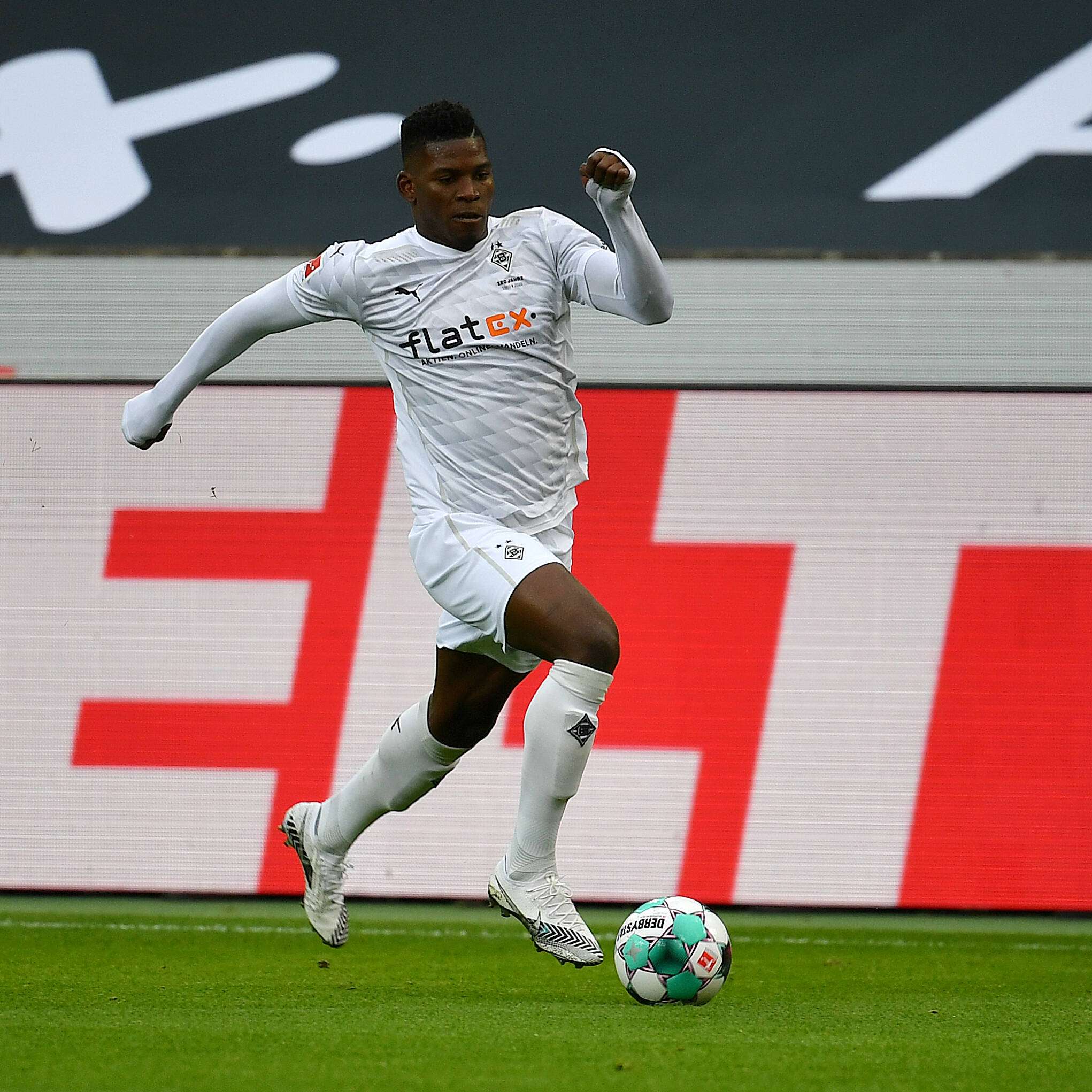 Breel Embolo führt den Ball für Borussia Mönchengladbach.