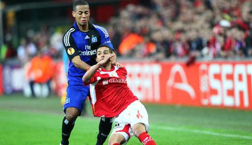 Dennis Aogo (l.) kann gegen den FC Fulham spielen