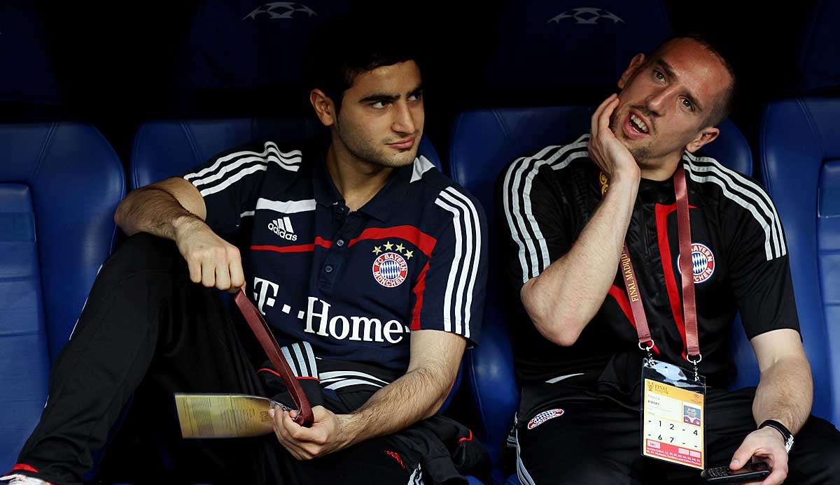 Prominenter Sitznachbar: Mehmet Ekici vor dem Champions-League-Finale 2010 neben Franck Ribery auf der Bank des Estadio Santiago Bernabeu