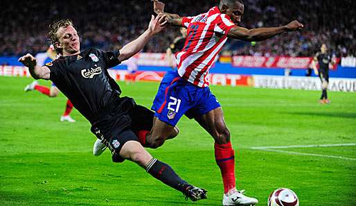 Eine Szene aus dem Hinspiel in Madrid: Luis Amaranto Perea erobert den Ball gegen Dirk Kuyt (l.)