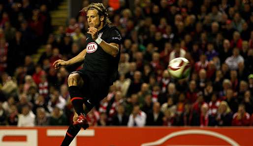 Das Tor ins Glück: Diego Forlan trifft aus kurzer Distanz zum 1:2 für Atletico Madrid