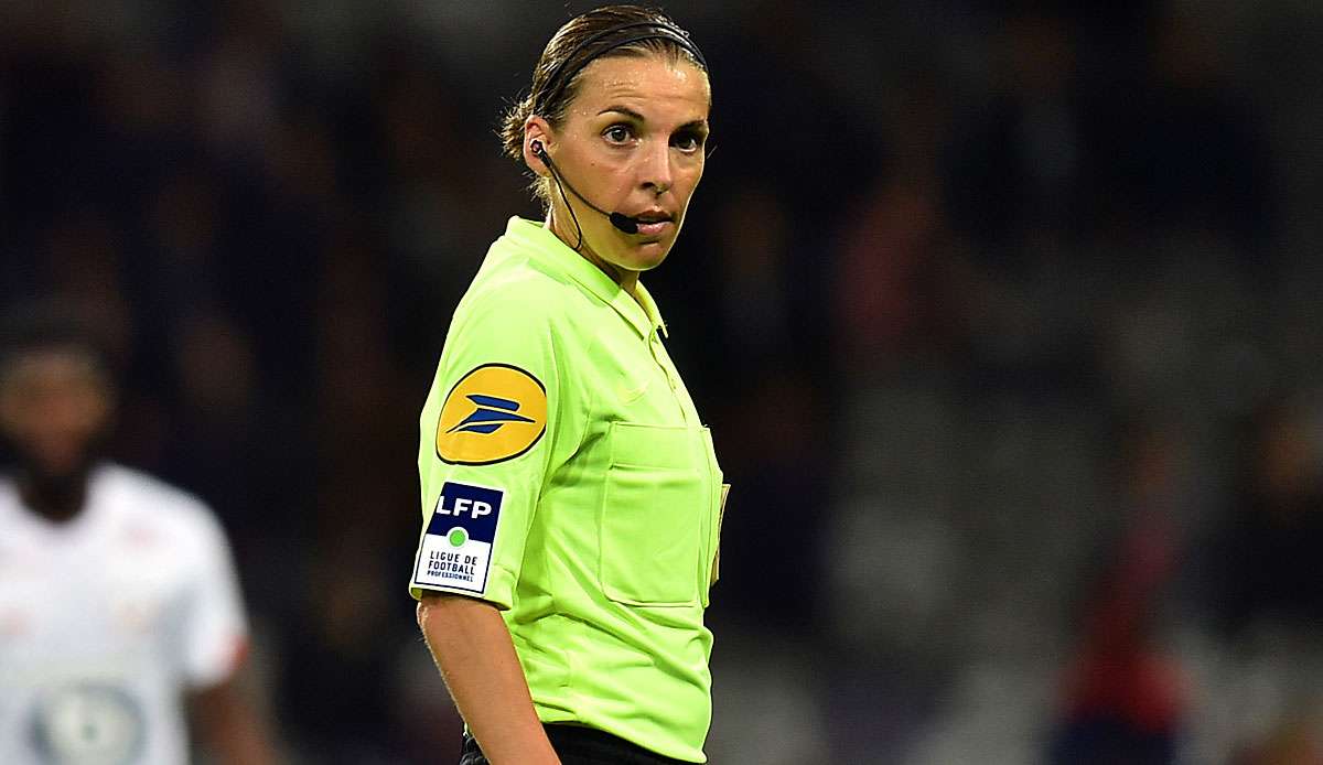 Stephanie Frappart wird Schiedsrichterin in der Champions League.