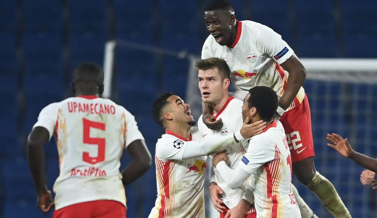 Alexander Sörloth (M.) erzielte den späten Siegtreffer für RB Leipzig.