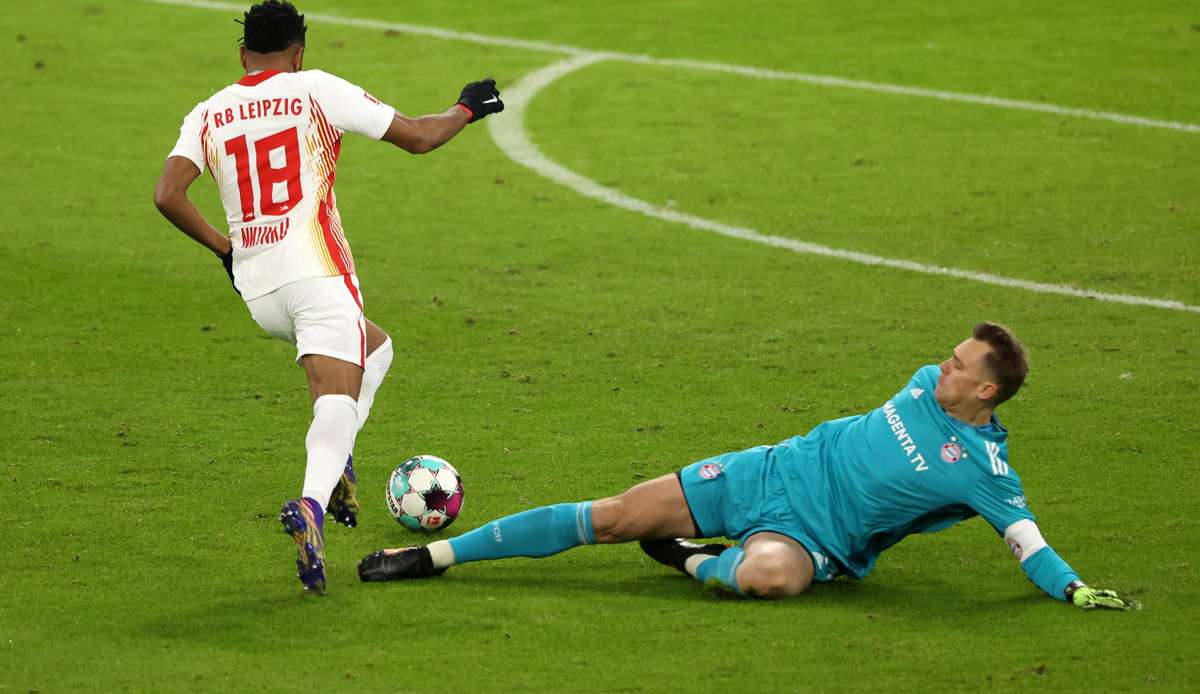 Neuers Grätsche gegen nkunku kommt zu spät - der Leipziger muss den Ball nur noch ins leere Tor schieben.