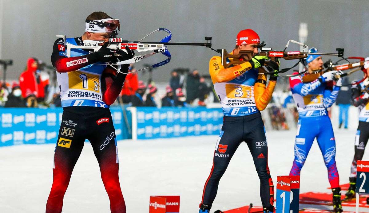 Arnd Peiffer (M.) am Schießstand neben Tarjej Boe.