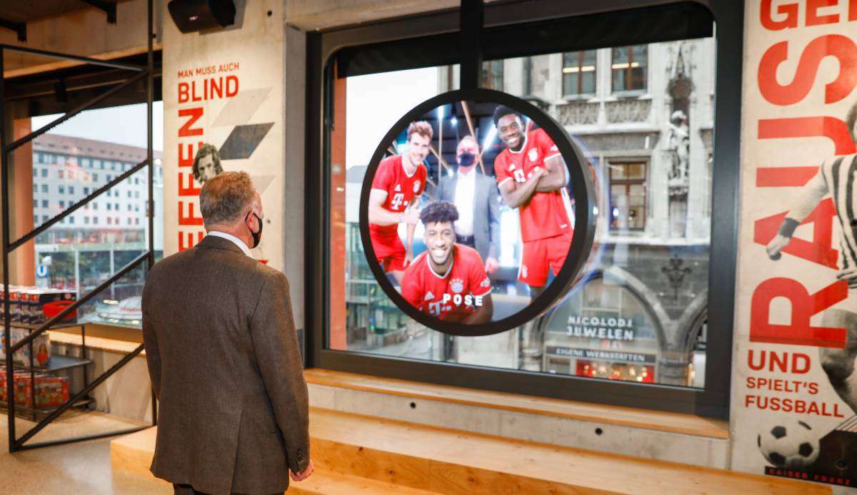 Karl-Heinz Rummenigge begutachtete das neue Gebäude.