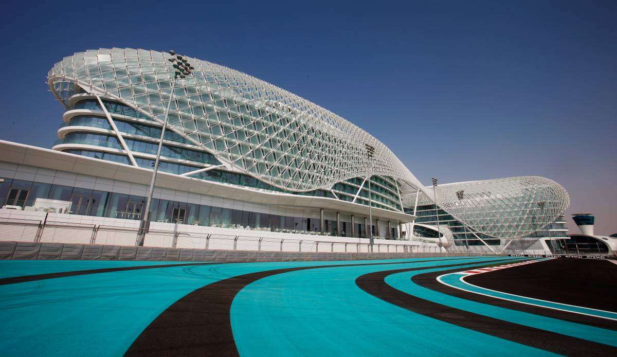 Seit 2009 fährt die Formel 1 auf dem Yas Marina Circuit.