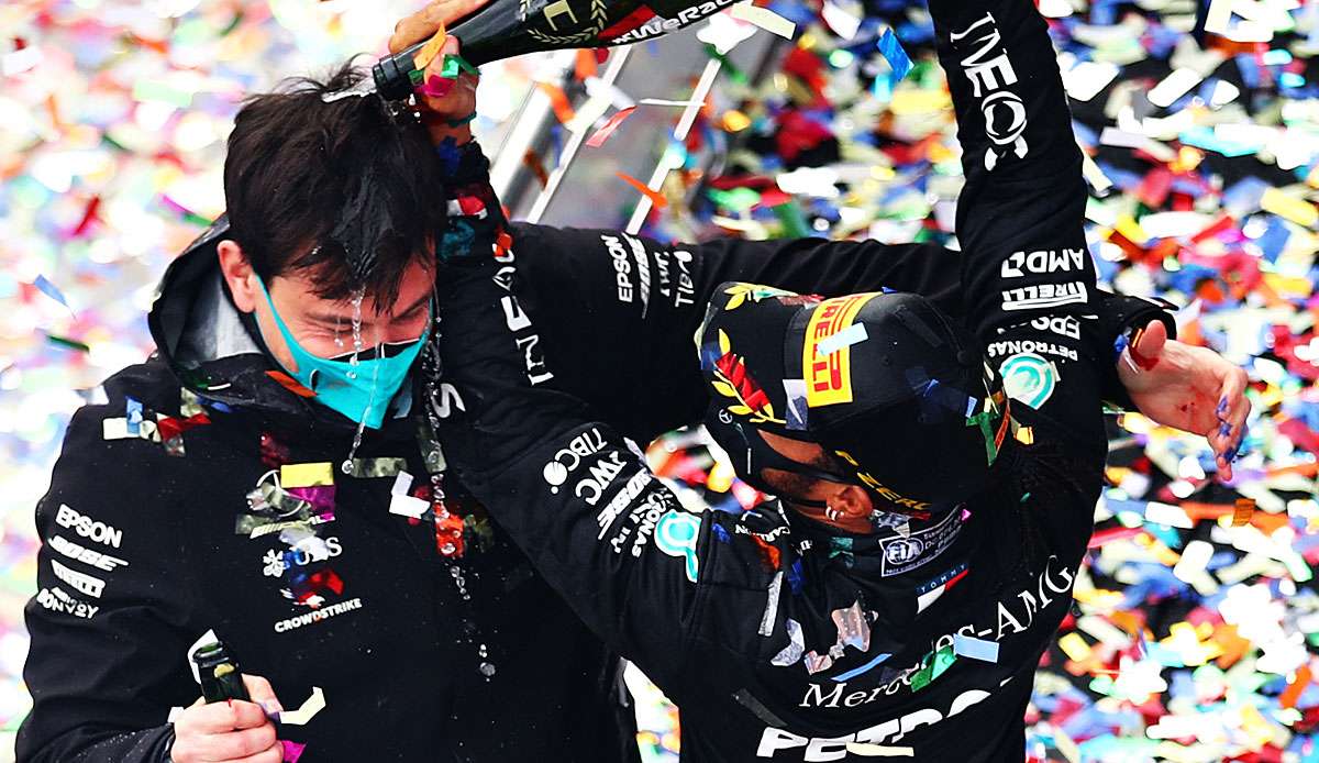 Mercedes-Motorsportchef Toto Wolff hat ein Bekenntnis zum Formel-1-Rennstall über das Saisonende hinaus abgegeben.