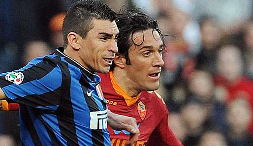 Zwei alte Bekannte aus der Bundesliga: Inters Lucio im Duell mit Roms Luca Toni (r.)