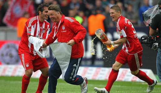 Der ersten Attacke von Altintop und Schweinsteiger (r.) konnte van Gaal knapp entgehen