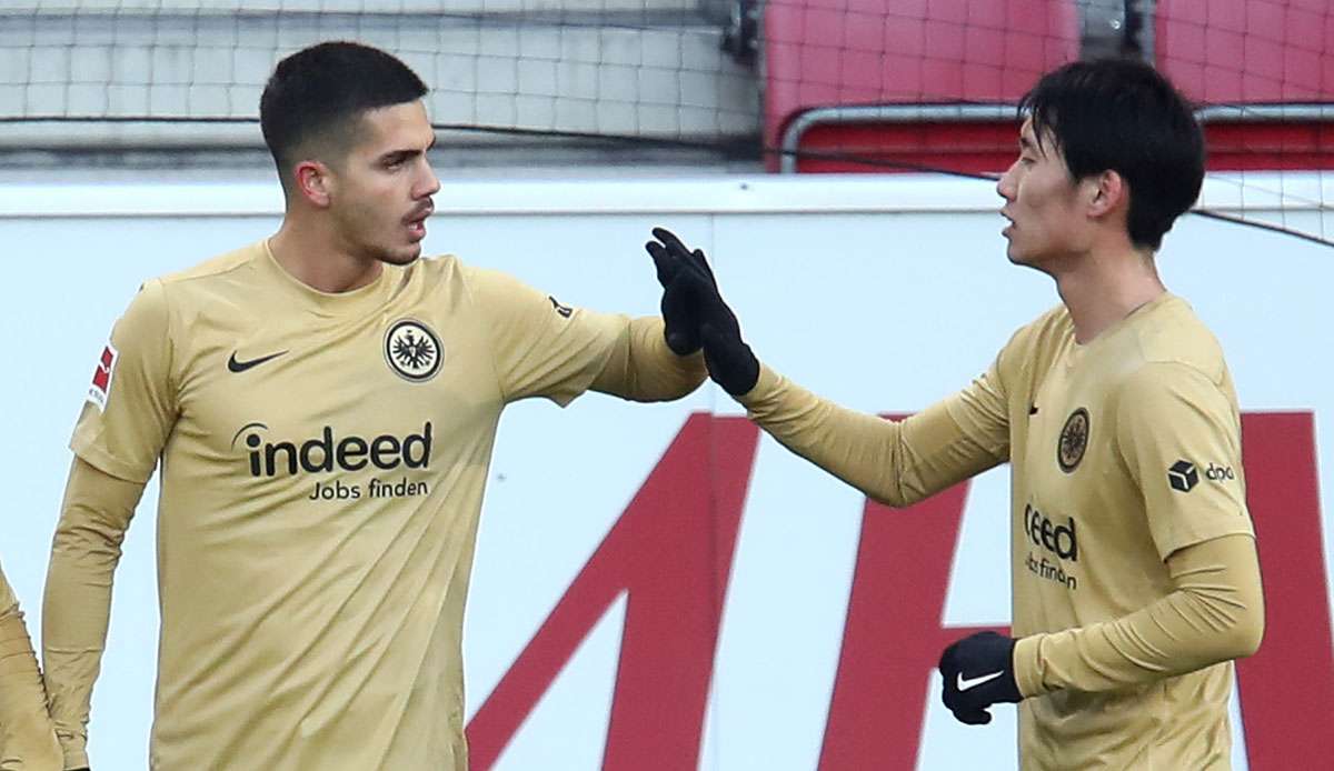 Torschütze Andre Silva (l.) und Daichi Kamada bejübeln einen Treffer für die Eintracht.