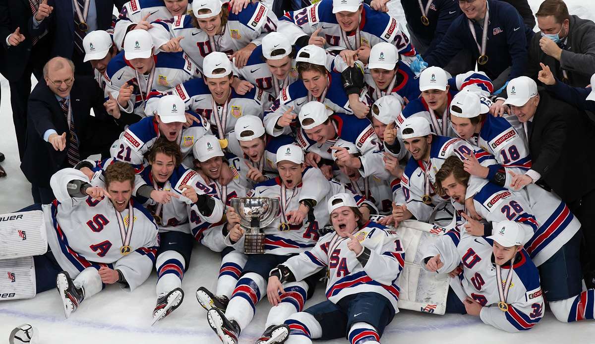 Die Junioren der USA jubeln mit dem WM-Pokal.