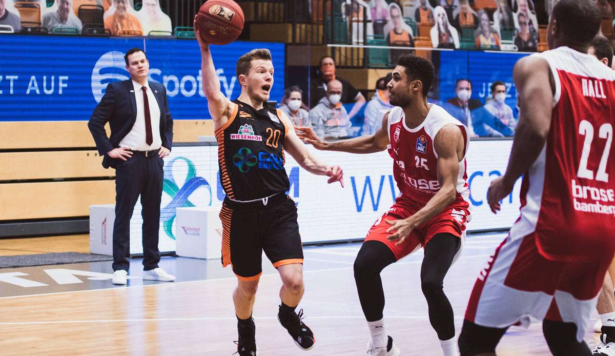Vechtas Jannes Hundt bringt den Ball unter den Bamberger Korb.