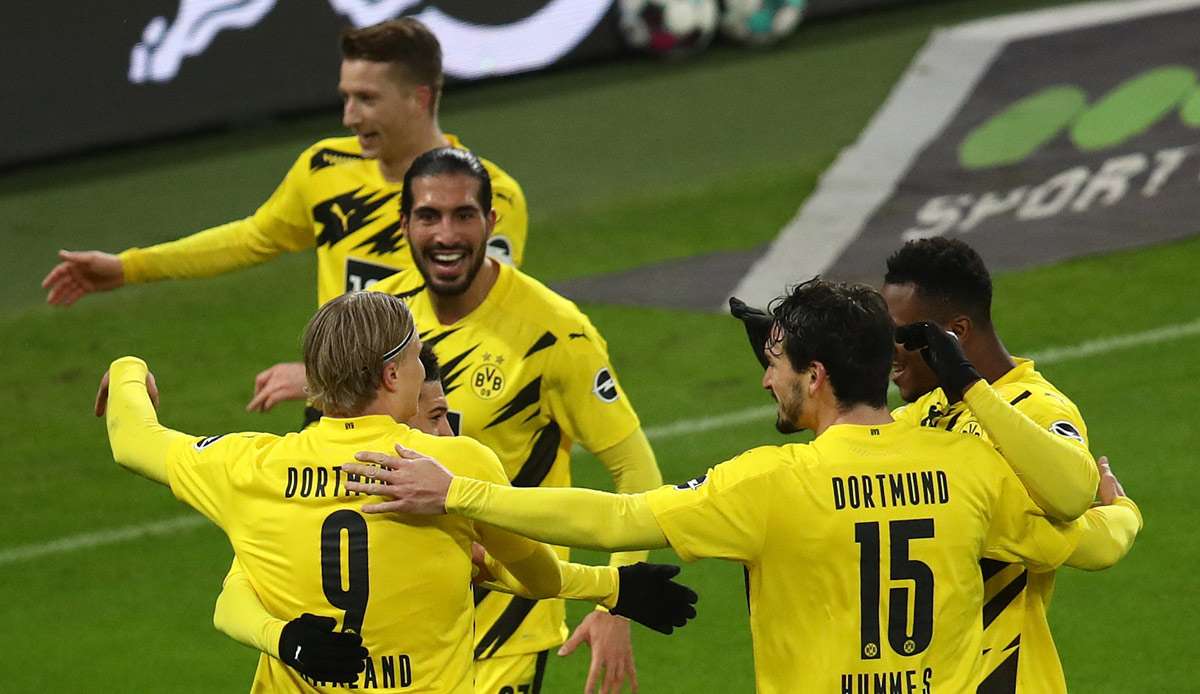 Emre Can (M.) und die Dortmunder jubeln: Der BVB ist wieder vorn mit dabei.