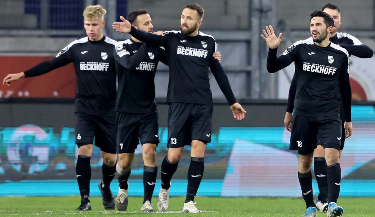 Aufsteiger SC Verl hat in der 3. Liga den ersten Sieg nach vier Spielen gefeiert.