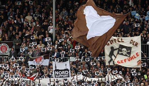 Die Pauli-Fans zeigen mit Plakaten und Bannern ihre Liebe zu ihrem Verein