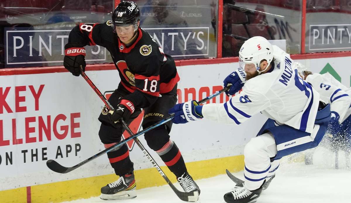 Der deutsche Eishockey-Shootingstar Tim Stützle ist mit einem Sieg in seine NHL-Karriere gestartet.