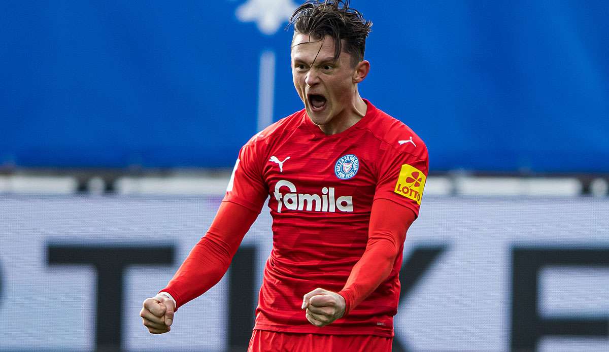 Fabian Reese jubelt für Holstein Kiel.