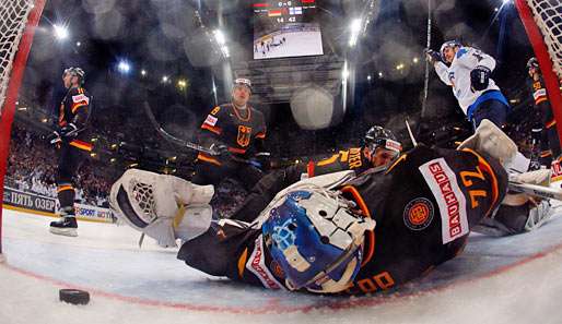 Beim Tor von Jarkko Immonen war DEB-Goalie Rob Zepp chancenlos