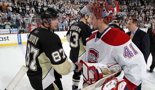 Pens-Superstar Sidney Crosby gratulierte Habs-Goalie Jaroslav Halak zum Sieg