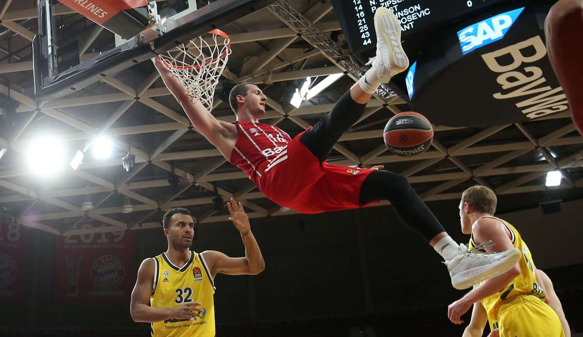 Bayerns Paul Zipser hängt gegen Alba Berlin am Korb.