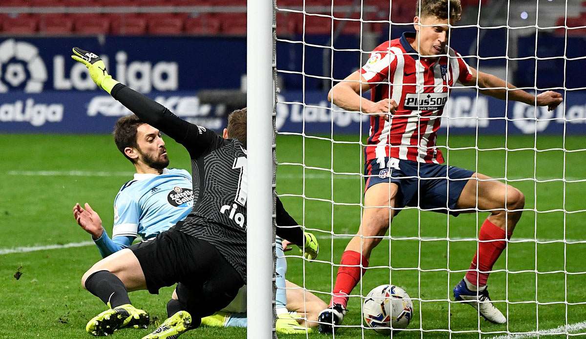 Celta Vigos Ferreyra (l.) sorgt in letzter Minute für das 2:2 bei Atletico Madrid.