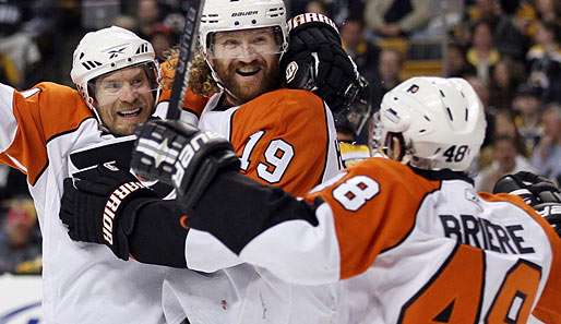 Flyers-Torschütze Scott Hartnell (M.) feiert mit seinen Kollegen den Einzug in die Conference Finals