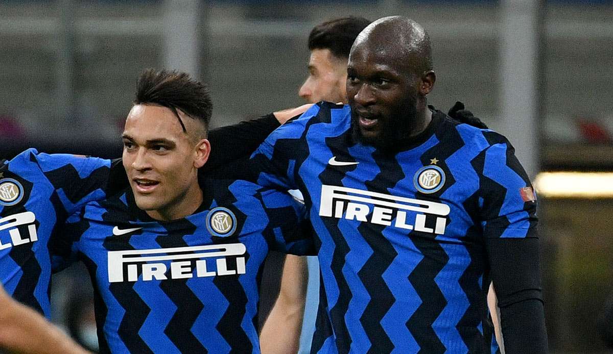 Romelu Lukaku (r.) erzielte zwei Tore gegen Lazio Rom und schoss Inter so an die Tabellenspitze.