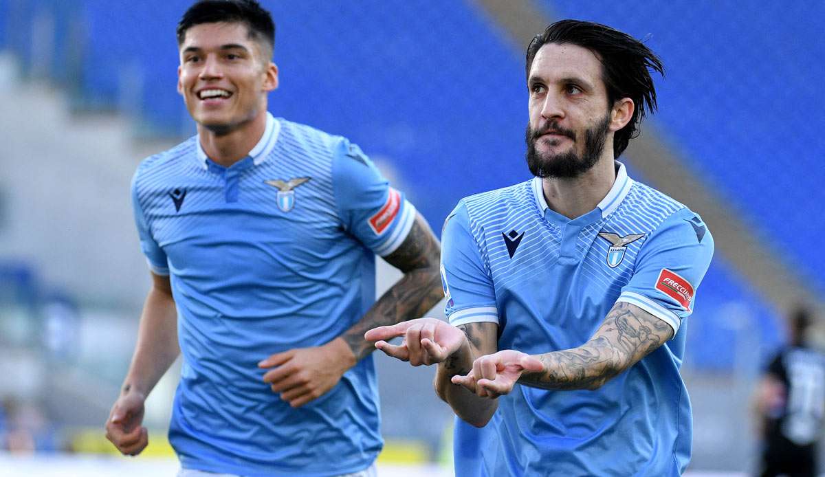 Luis Alberto (r.) feiert seinen Treffer gegen Sampdoria Genua.