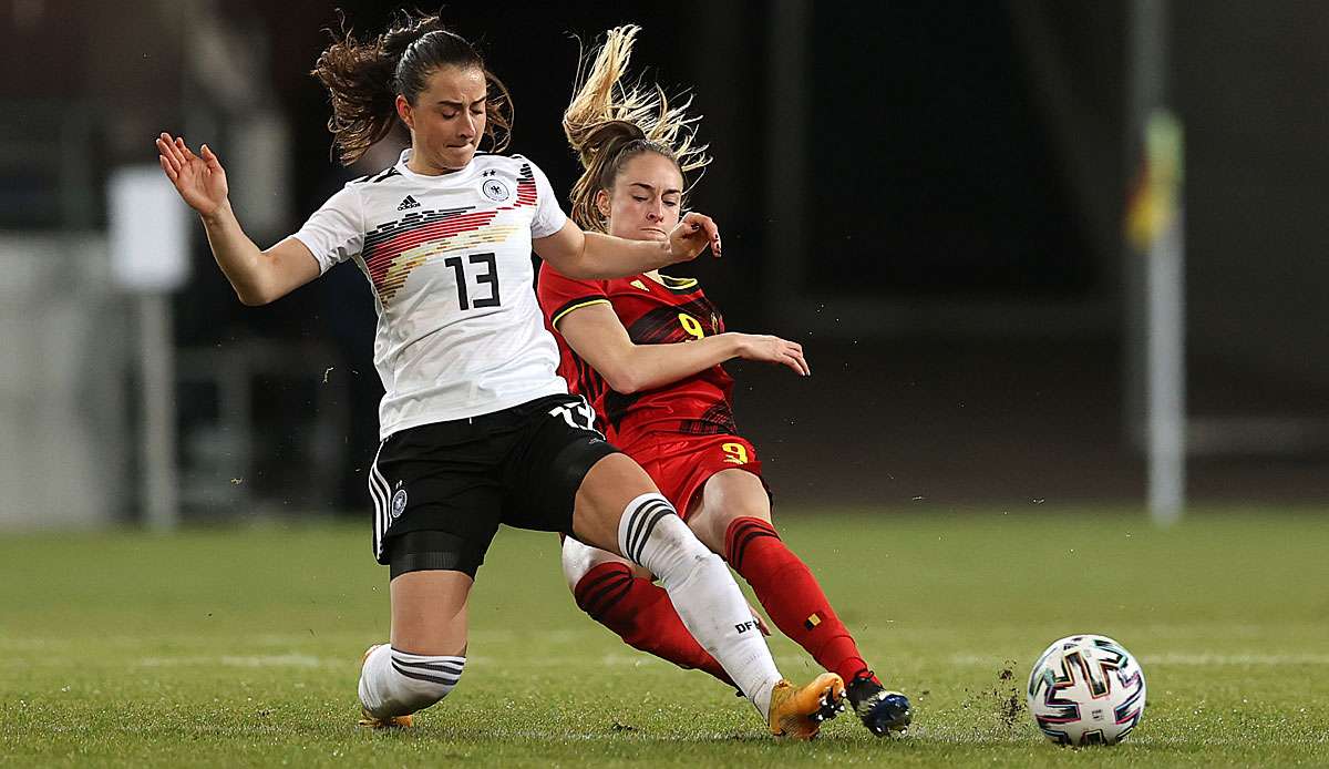 Sara Dabritz (li.) im Zweikampf mit Belgiens Tessa Wullaert.