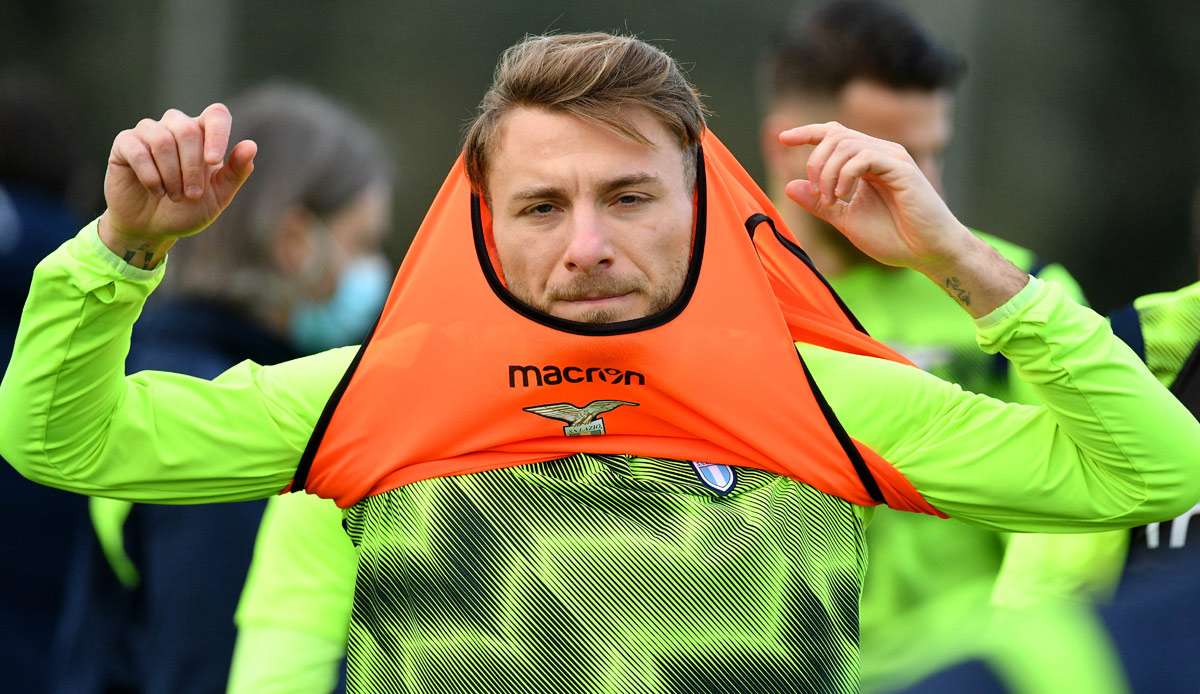 Ciro Immobile streift sich das Trainingsleibchen über.