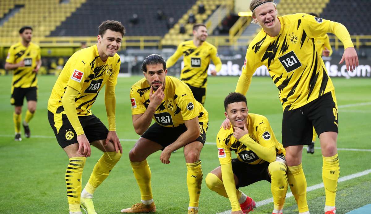 Die Dortmunder jubeln über das 3:0 gegen Bielefeld.