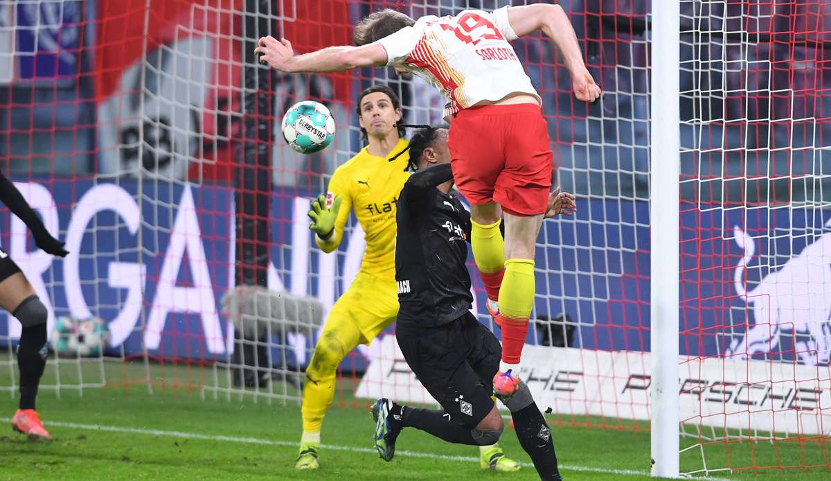 Die Entscheidung: Alexander Sörloth trifft in der Nachspielzeit zum 3:2 für Leipzig. Valentino Lazaro hatte der Stürmer zuvor leicht von sich weggeschoben.